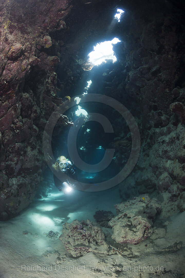 Taucher in Unterwasserhoehle, n/a, Zabargad, Rotes Meer, Aegypten