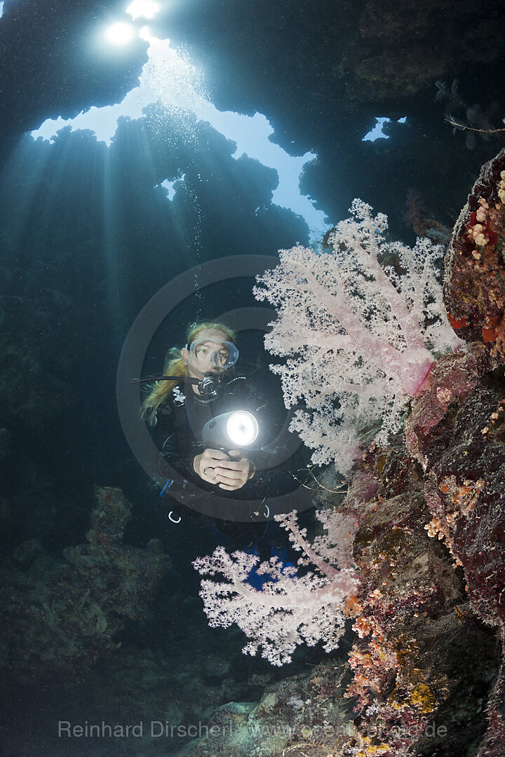 Taucher in Unterwasserhoehle, n/a, Zabargad, Rotes Meer, Aegypten