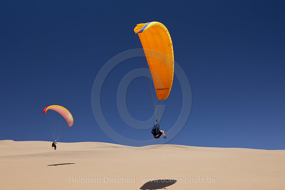 Gleitschirmfliegen an den Duenen der Namib Wueste