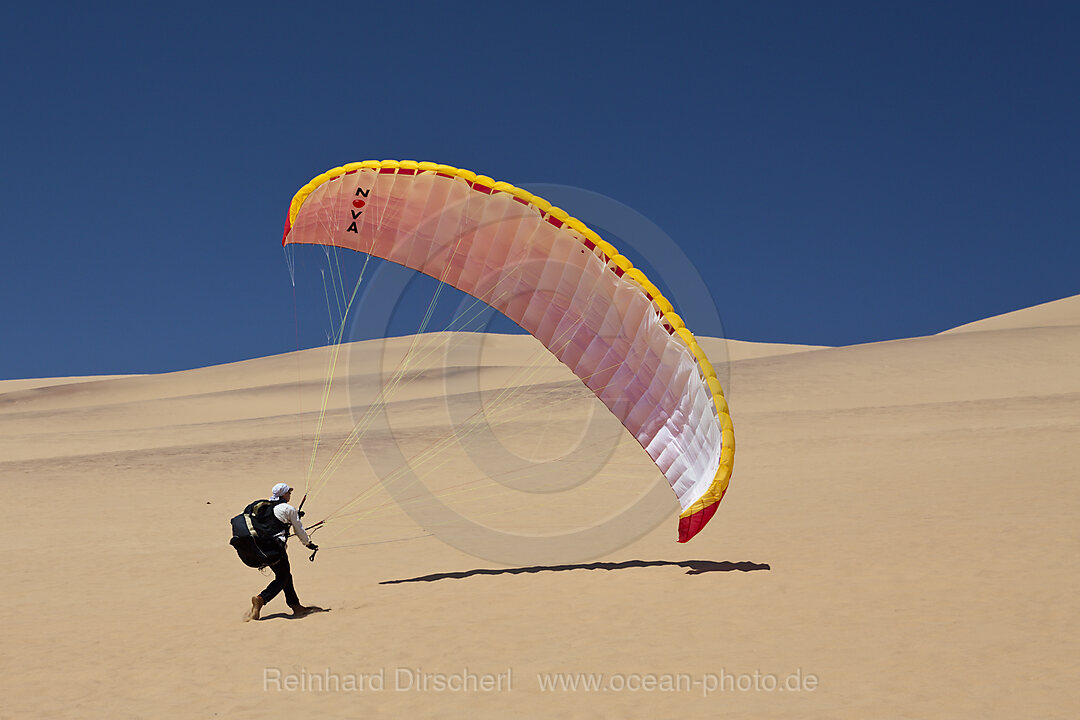 Gleitschirmfliegen an den Duenen der Namib Wueste