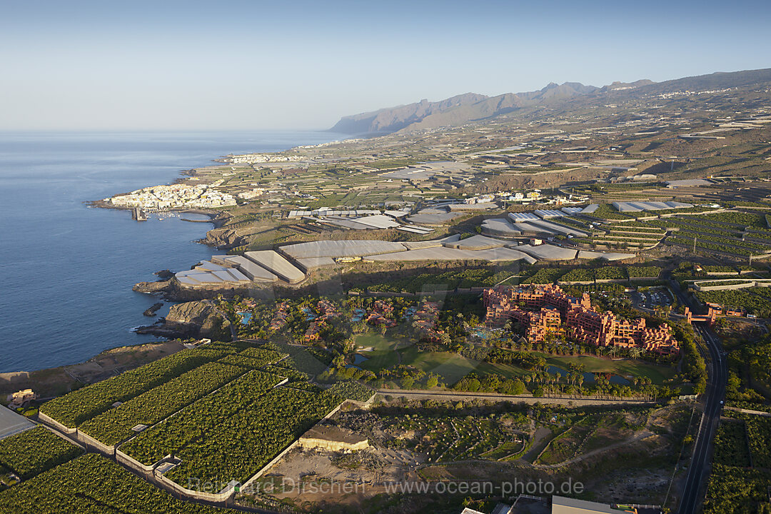 Hotelanlagen und Plantagen im Suedwesten von Teneriffa