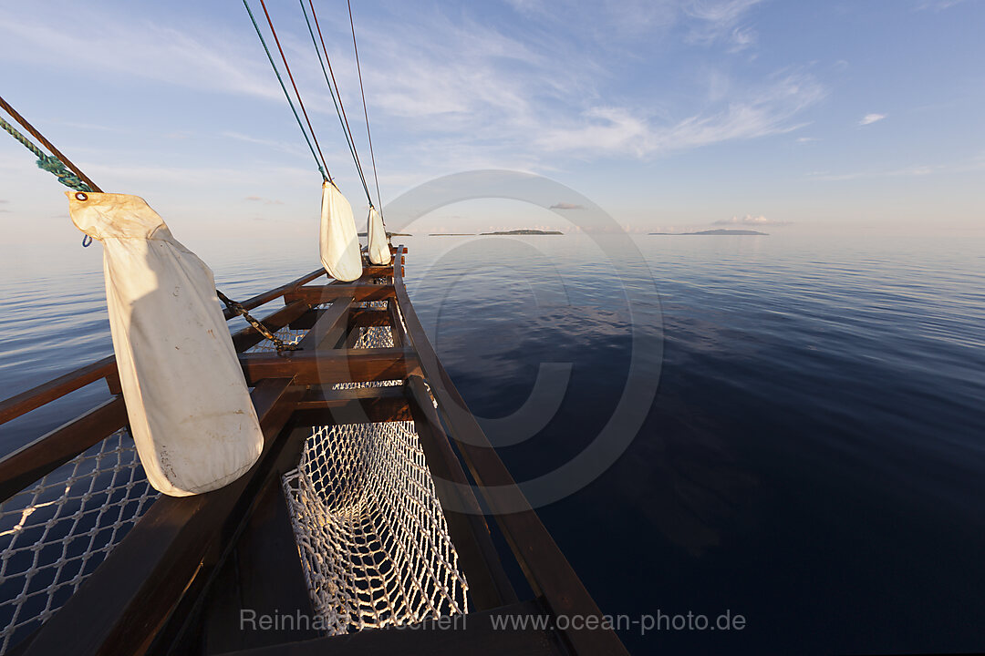 Mit dem Schiff in der Triton Bay