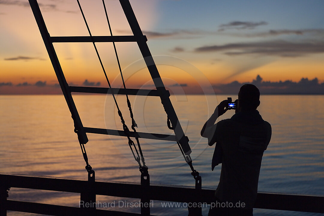 Sonnenuntergang in der Triton Bay, n/a, West Papua, Indonesien