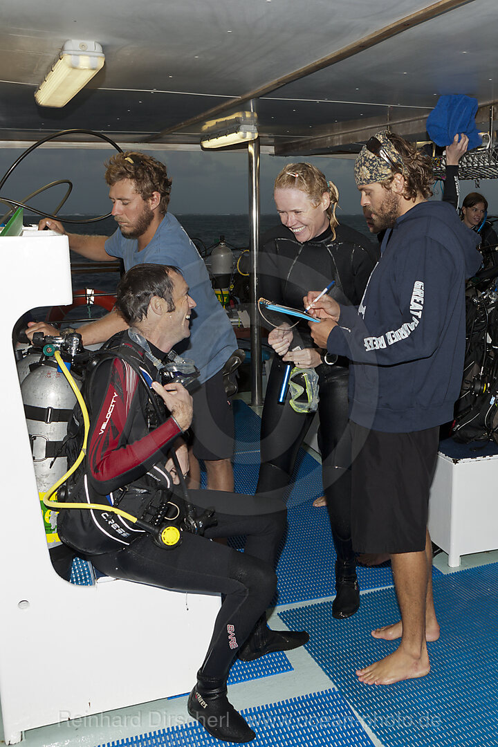 Freude nach einem Tauchgang auf Safarischiff, Great Barrier Reef, Australien