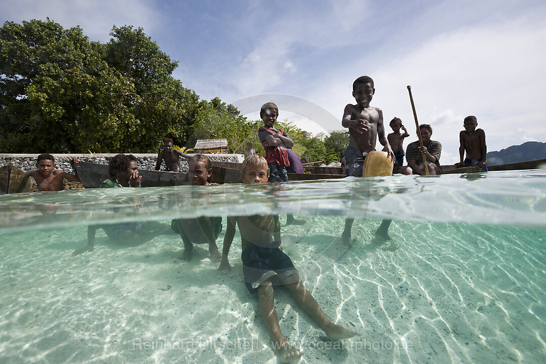 Kinder spielen in Lagune, Florida Islands, Salomonen