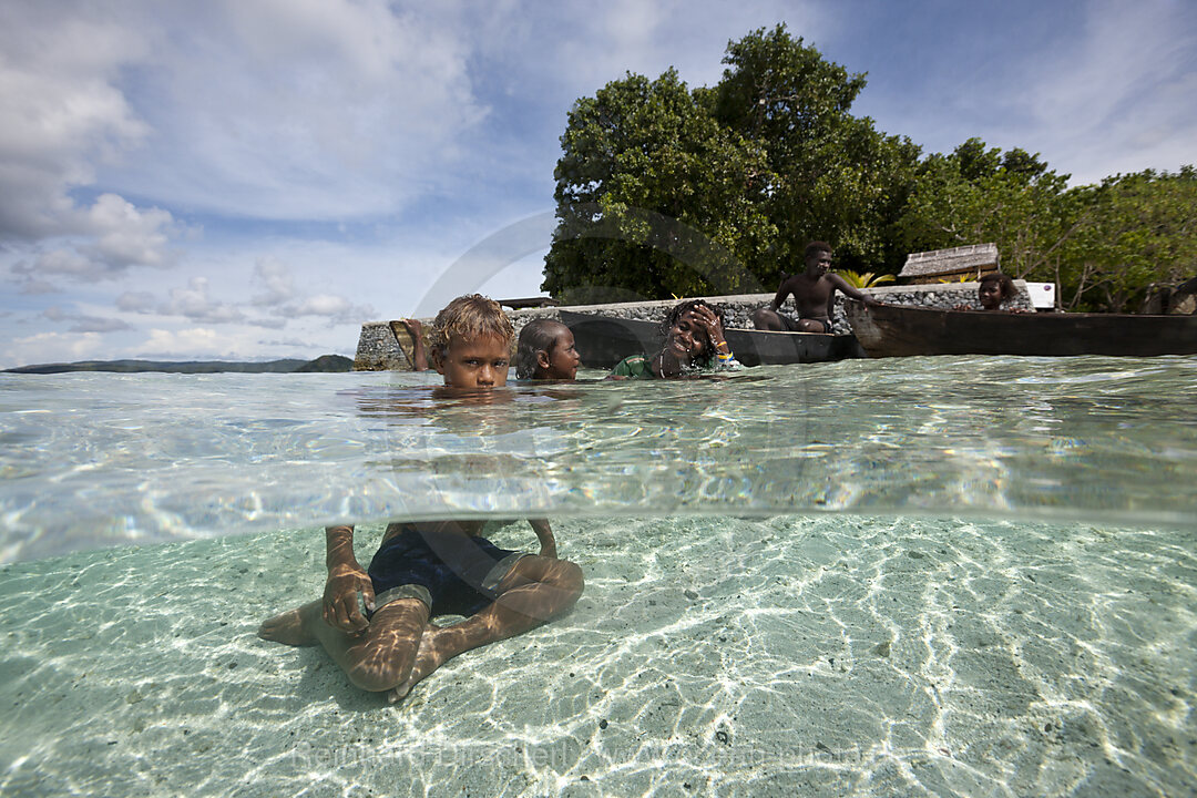 Kinder spielen in Lagune, Florida Islands, Salomonen