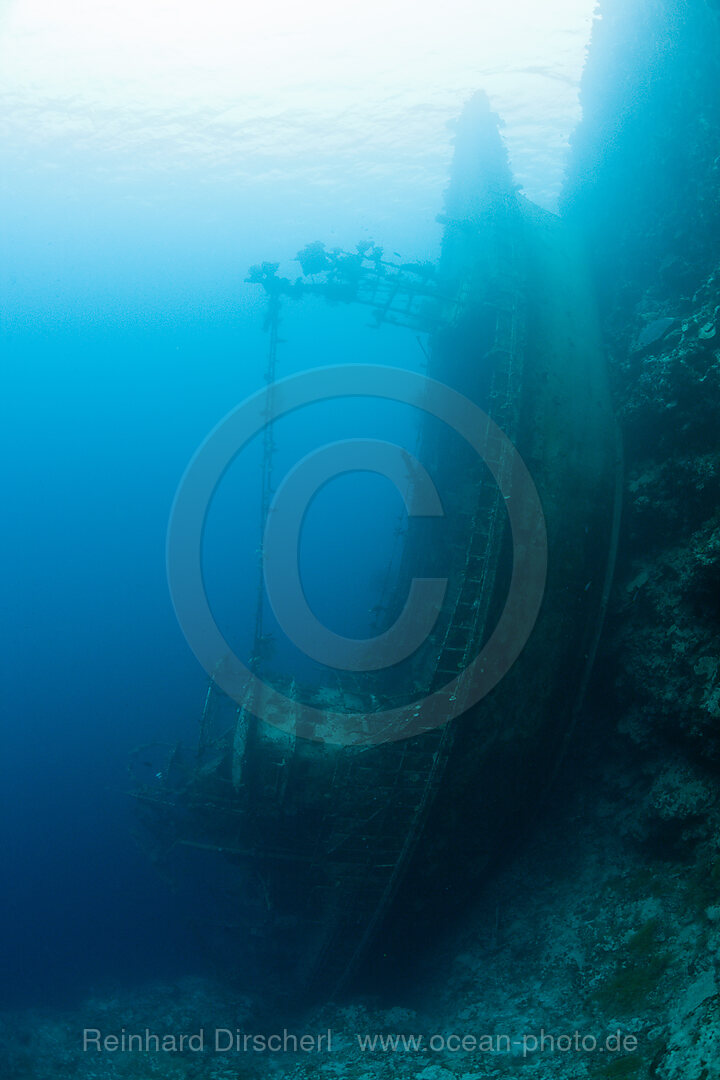 Upright Tuna Boat Wrack, Marovo Lagune, Salomonen