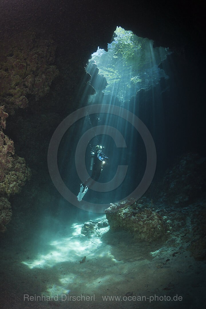 Taucher in Mbuco Caves, Marovo Lagune, Salomonen