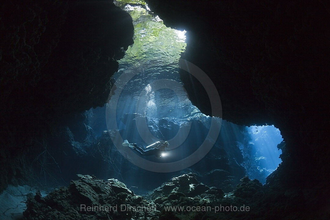 Taucher in Mbuco Caves, Marovo Lagune, Salomonen