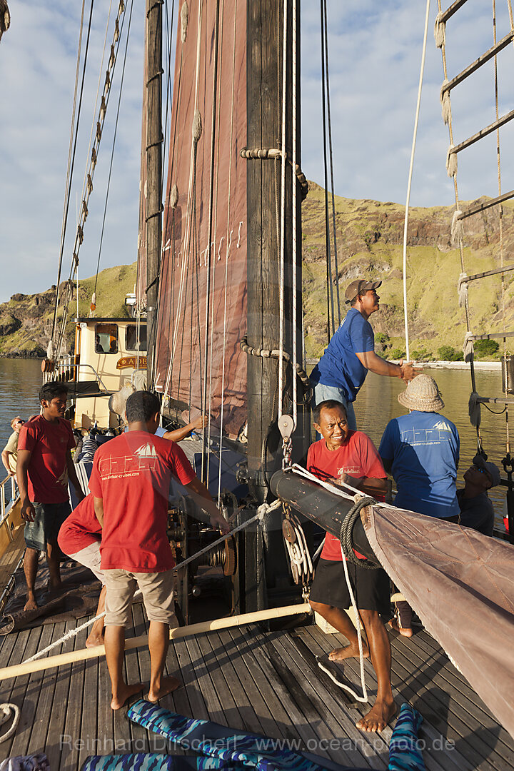 Segel setzten auf dem Tauch-Kreuzfahrtschiff SS Adelaar, Komodo Nationalpark, Indonesien