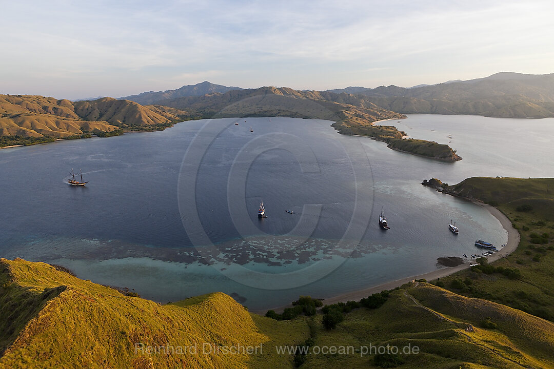 Blick ueber die Bucht von Gili Lawa Darat, Komodo Nationalpark, Indonesien