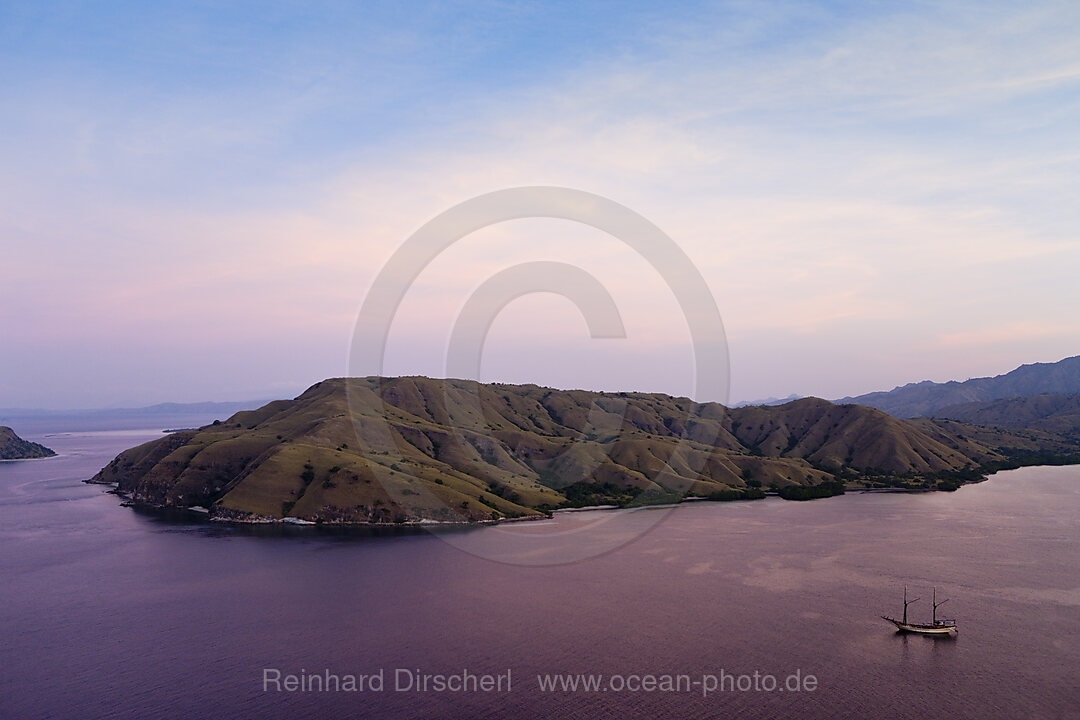 Blick ueber die Bucht von Gili Lawa Darat, Komodo Nationalpark, Indonesien