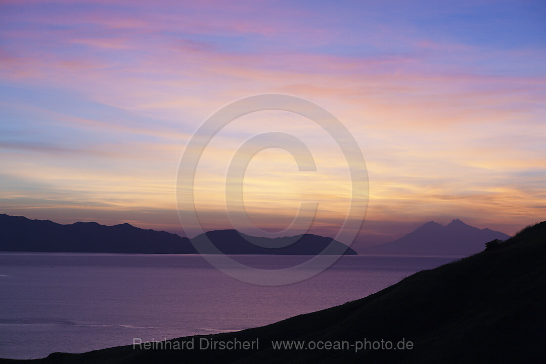 Blick ueber die Bucht von Gili Lawa Darat, Komodo Nationalpark, Indonesien