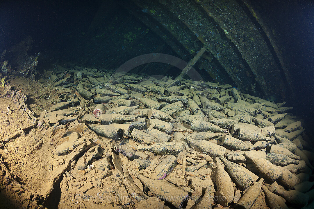 Flaschen im Wrack der Umbria, Wingate Riff, Rotes Meer, Sudan