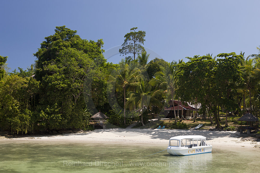 Strand des Capepaperu Resort, Ambon, Molukken, Indonesien