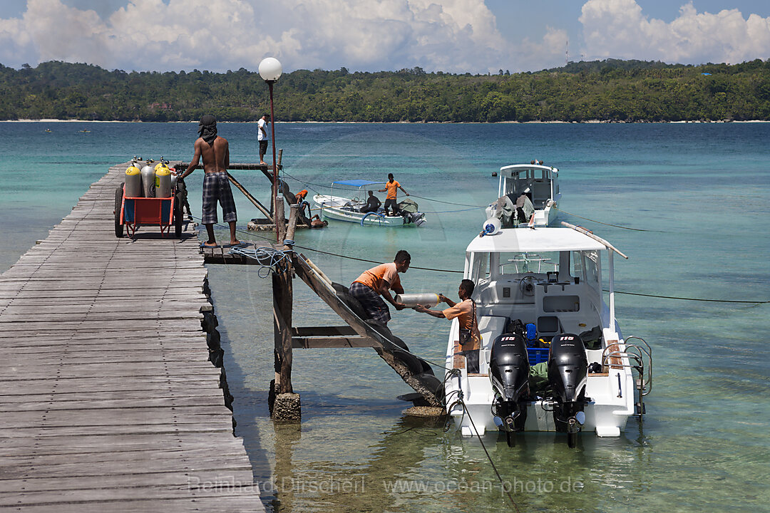 Tauchflaschen werden auf Tauchschiff geladen, Ambon, Molukken, Indonesien