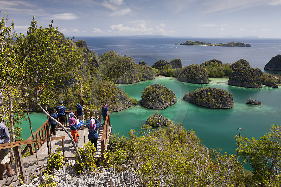 Rock Islands der Insel Penemu, Raja Ampat, West Papua, Indonesien