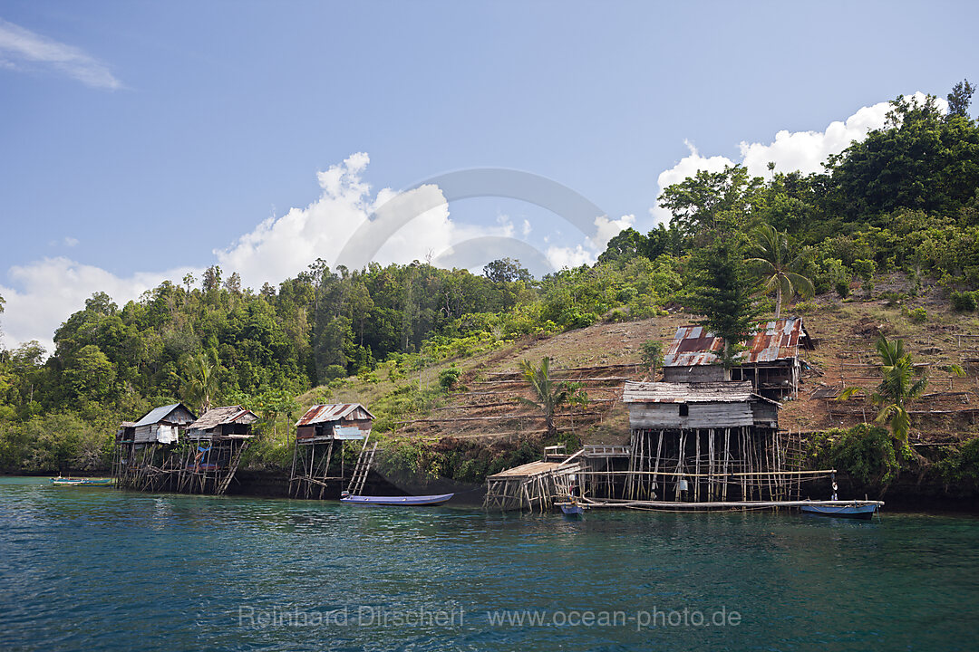 Traditionelle Haeuser auf Stelzen, Gam, Raja Ampat, West Papua, Indonesien