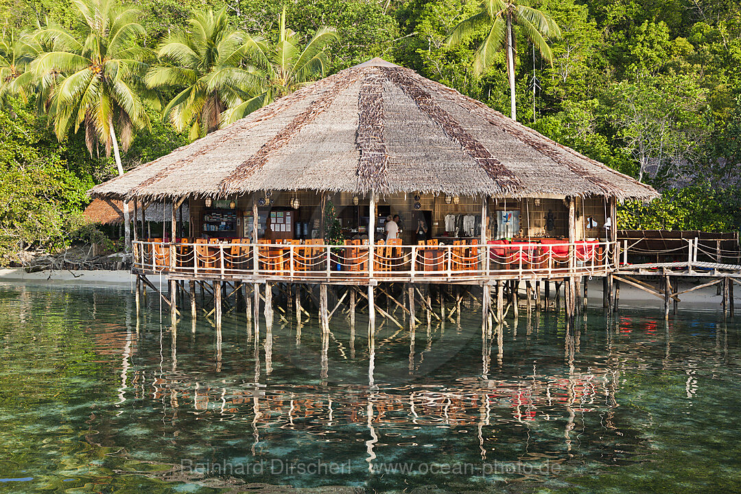 Restaurant im Papua Explorers Resort, Gam, Raja Ampat, West Papua, Indonesien