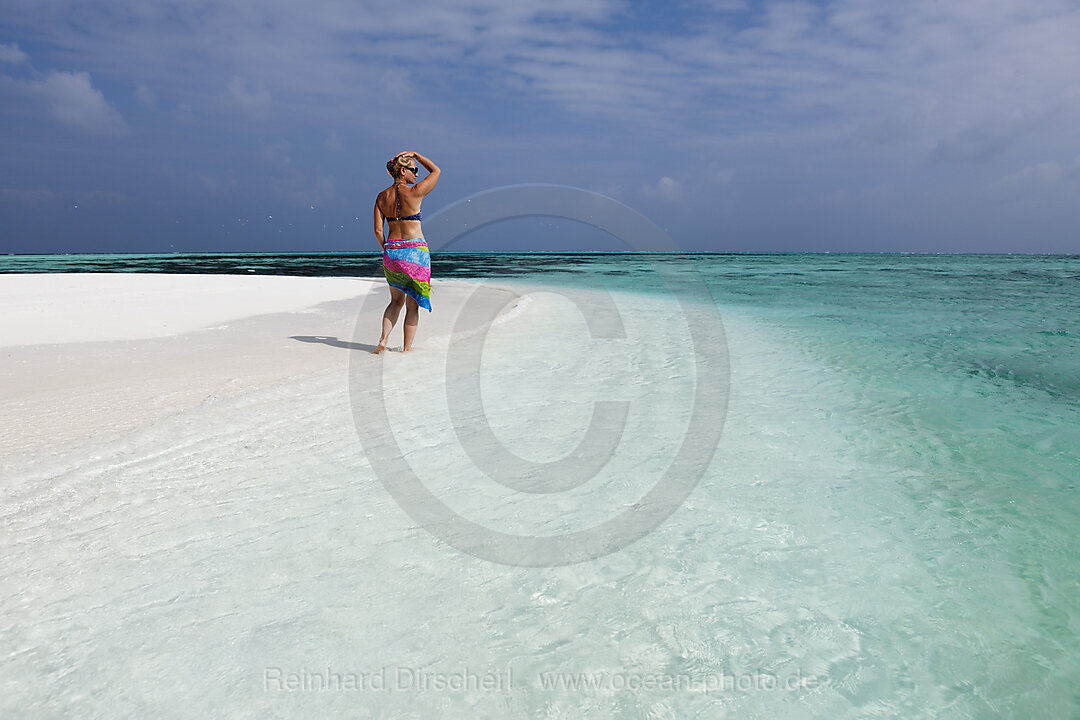 Touristin auf Sandbank, Felidhu Atoll, Malediven