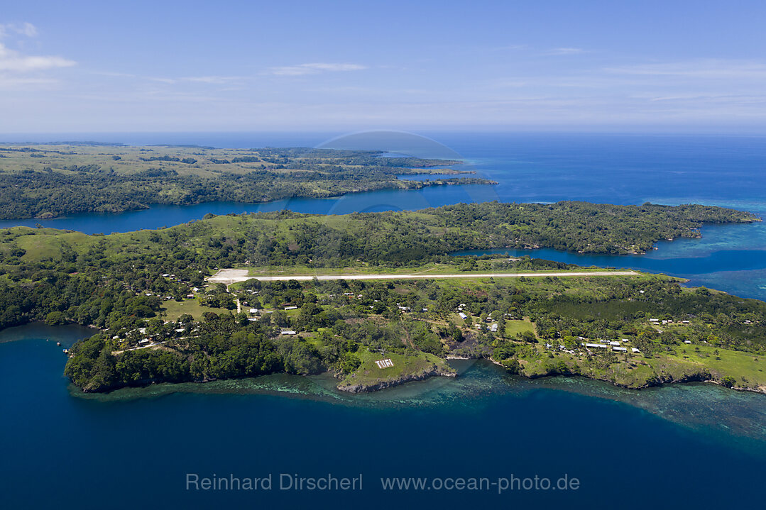 Blick auf Tufi mit Flugfeld, Tufi, Cape Nelson, Papua Neuguinea
