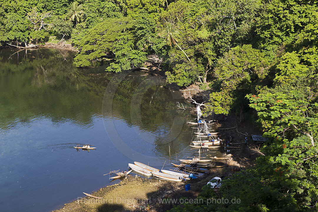 Auslegerboote in Hafen von Tufi, Cape Nelson, Oro Provinz, Papua Neuguinea