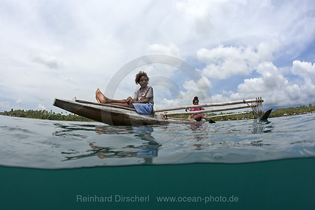 Frauen mit Auslegerboot, Tufi, Cape Nelson, Papua Neuguinea