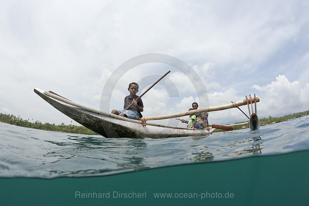 Familie mit Auslegerboot, Tufi, Cape Nelson, Papua Neuguinea