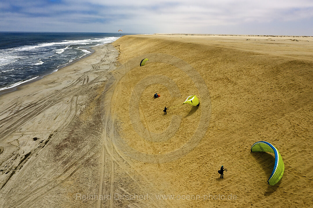 Gleitschirmfliegen an der Duene bei Henties Bay, Henties Bay, Namibia