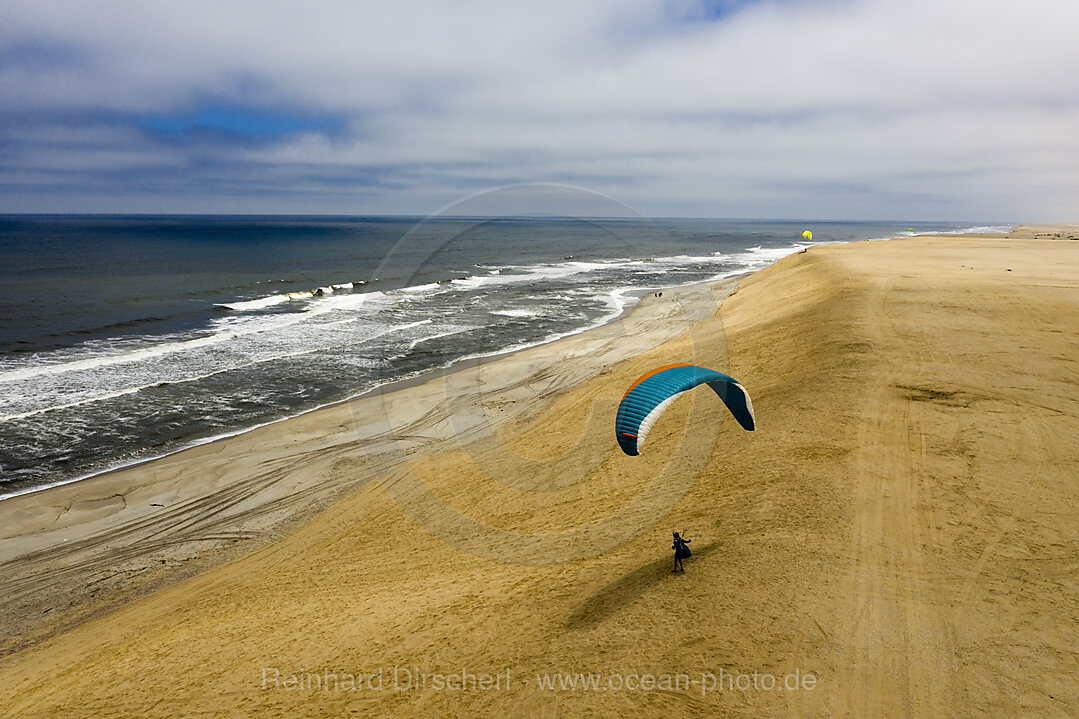 Gleitschirmfliegen an der Duene bei Henties Bay, Henties Bay, Namibia