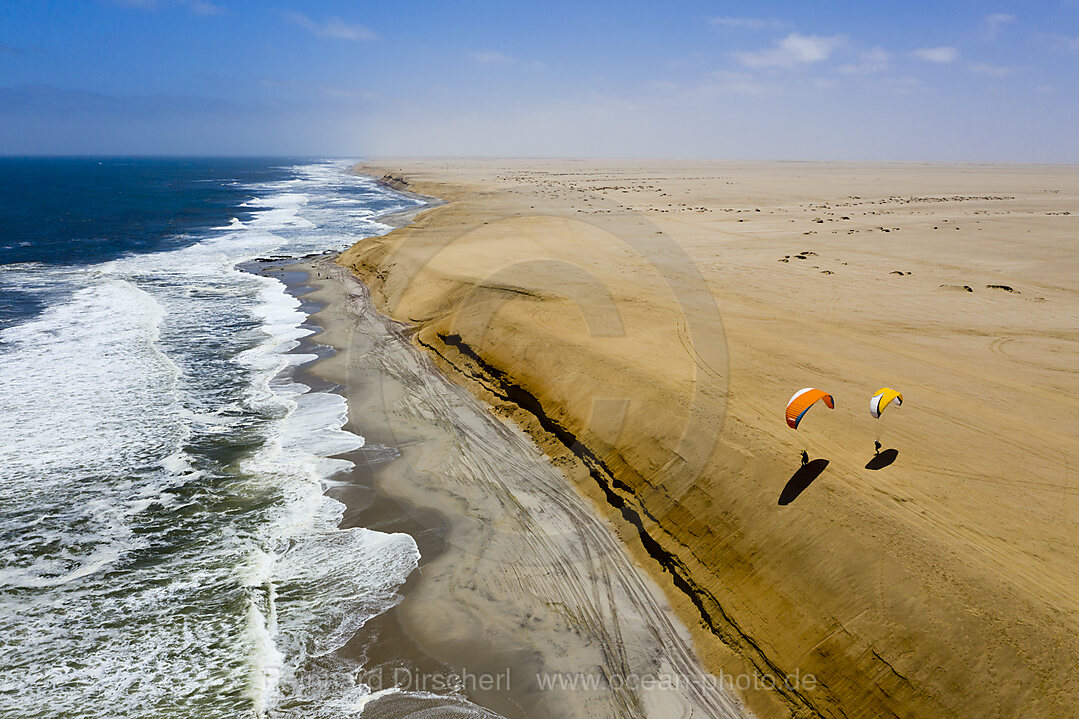 Gleitschirmfliegen an der Duene bei Henties Bay, Henties Bay, Namibia