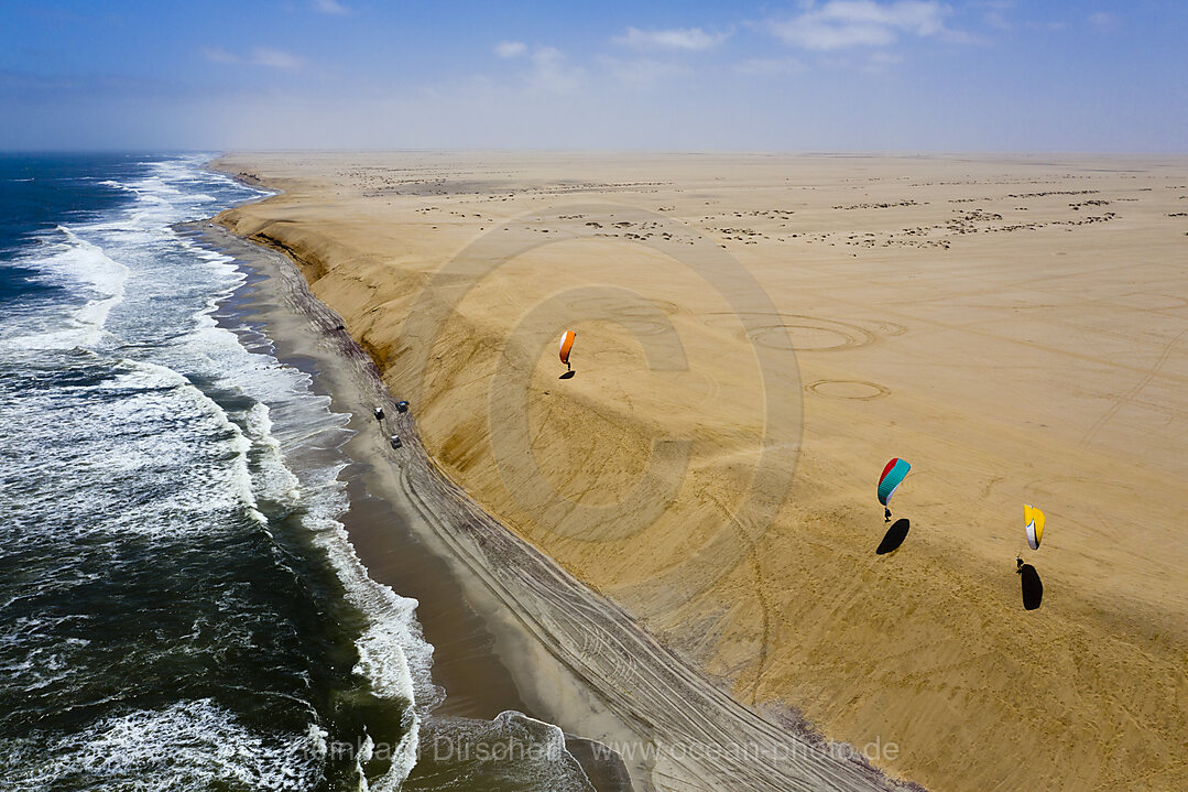 Gleitschirmfliegen an der Duene bei Henties Bay, Henties Bay, Namibia