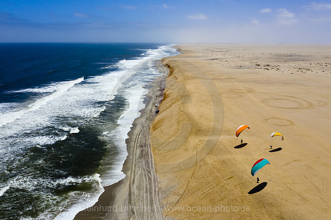 Gleitschirmfliegen an der Duene bei Henties Bay, Henties Bay, Namibia