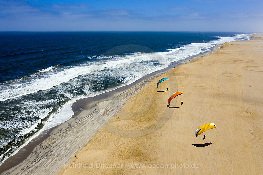 Gleitschirmfliegen an der Duene bei Henties Bay, Henties Bay, Namibia