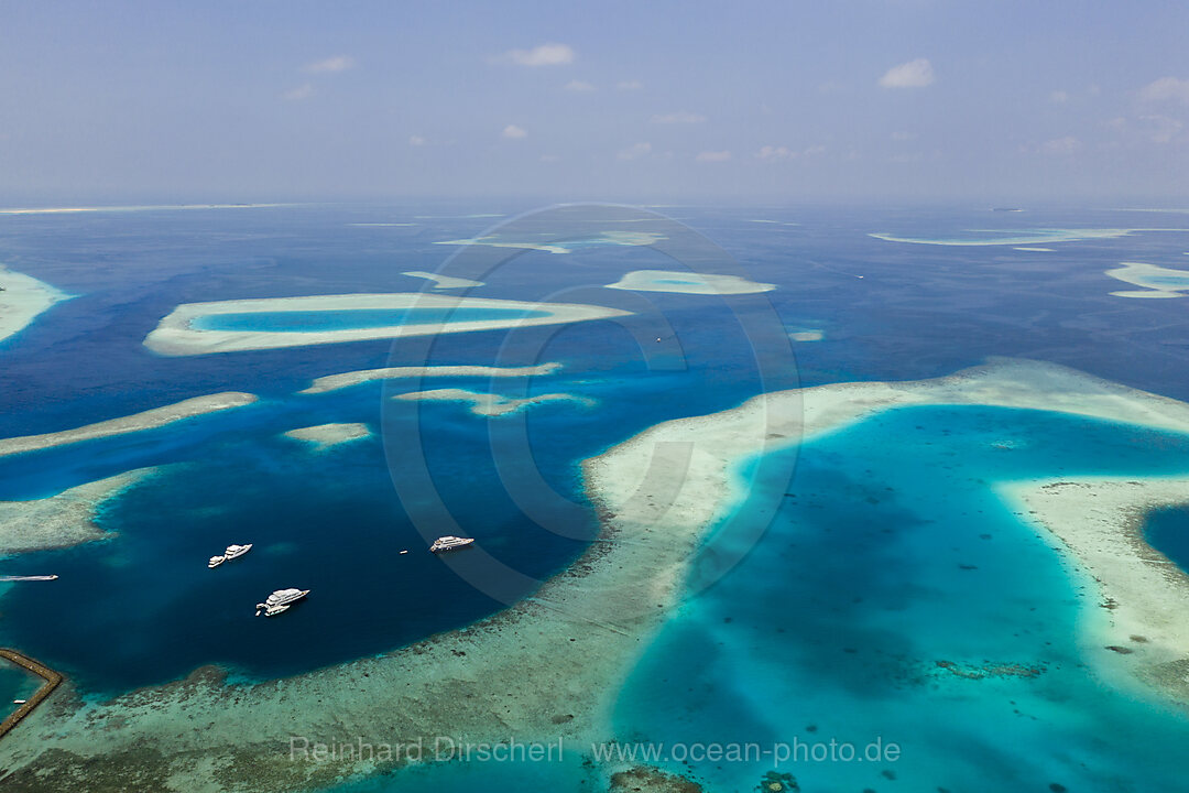 Safariboote ankern in Guraidhoo Lagune, Sued Male Atoll, Indischer Ozean, Malediven