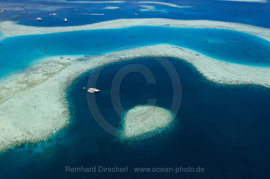 Safariboote ankern in Guraidhoo Lagune, Sued Male Atoll, Indischer Ozean, Malediven