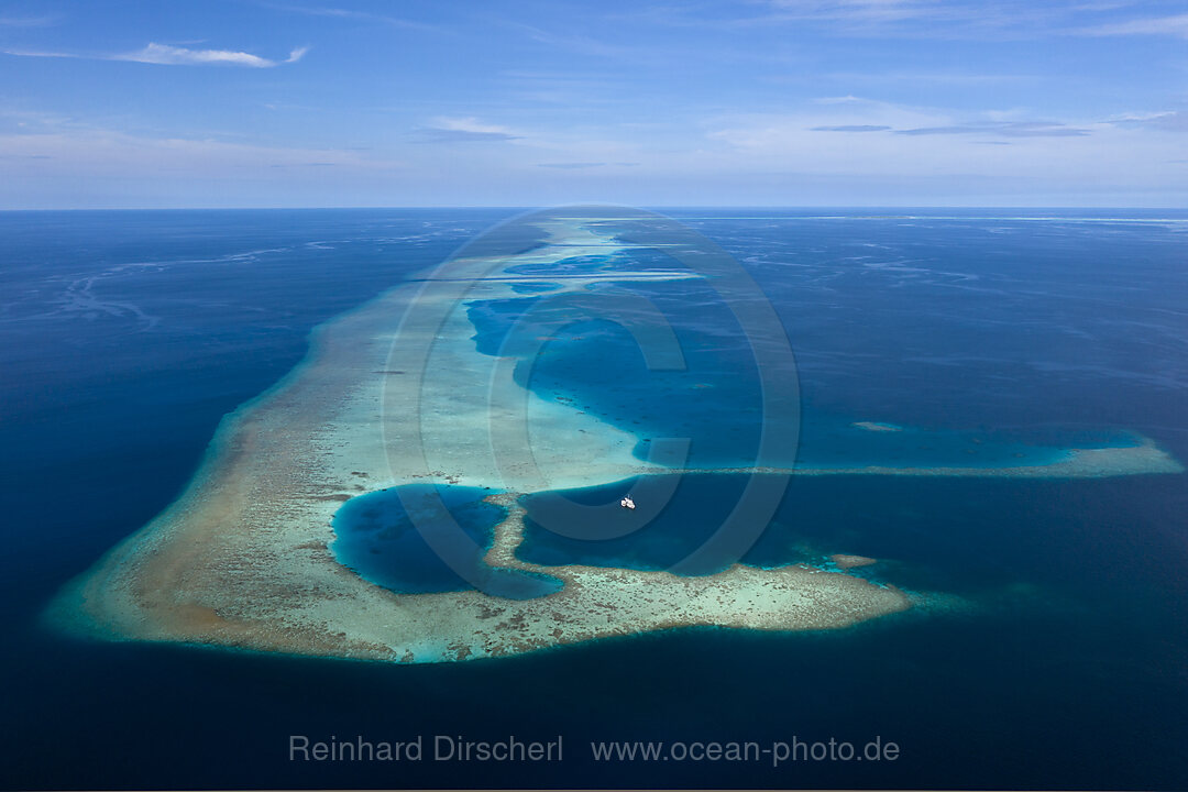 Safariboot ankert in Lagune, Felidhu Atoll, Indischer Ozean, Malediven