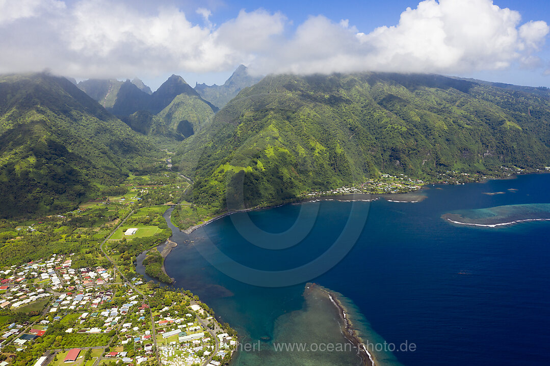 Tautira mit Blick ins Vaitephiha Valley, Tahiti, Franzoesisch-Polynesien