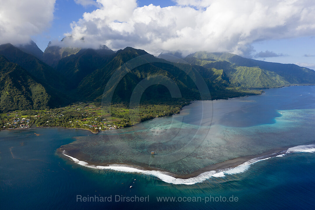 Luftaufnahme von Teahupoo, Tahiti, Franzoesisch-Polynesien