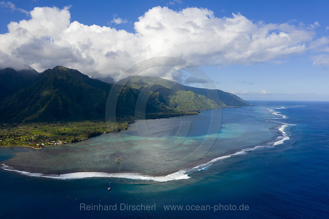 Luftaufnahme von Teahupoo, Tahiti, Franzoesisch-Polynesien