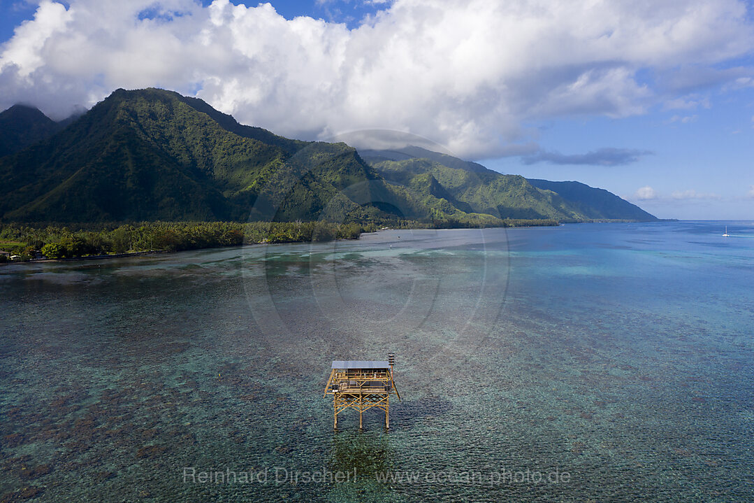 Billabong Plattform von Teahupoo, Tahiti, Franzoesisch-Polynesien