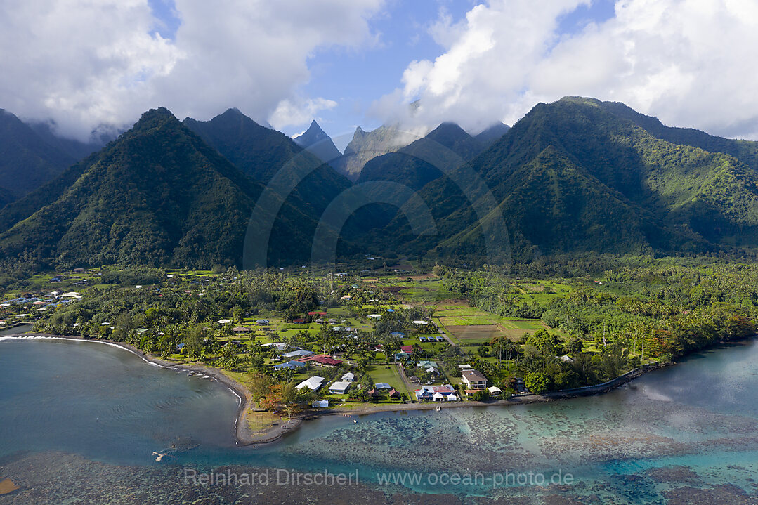 Luftaufnahme von Teahupoo, Tahiti, Franzoesisch-Polynesien