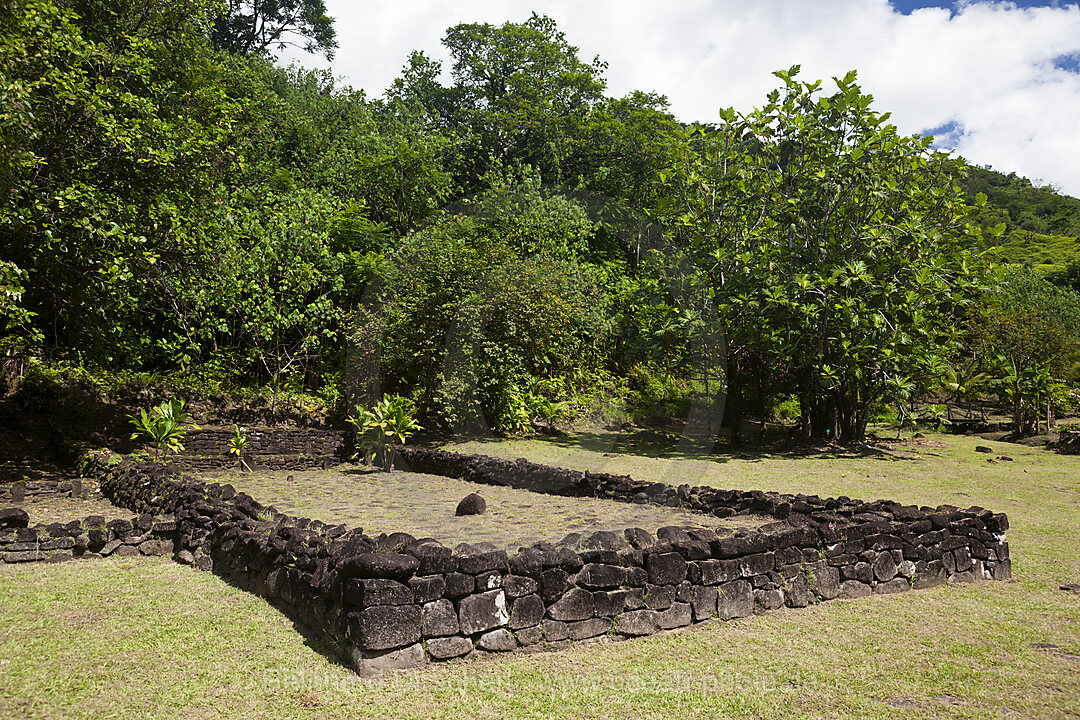 Uebereste der historischen Staette Marae Fare Hape, Tahiti, Tahiti, Franzoesisch-Polynesien