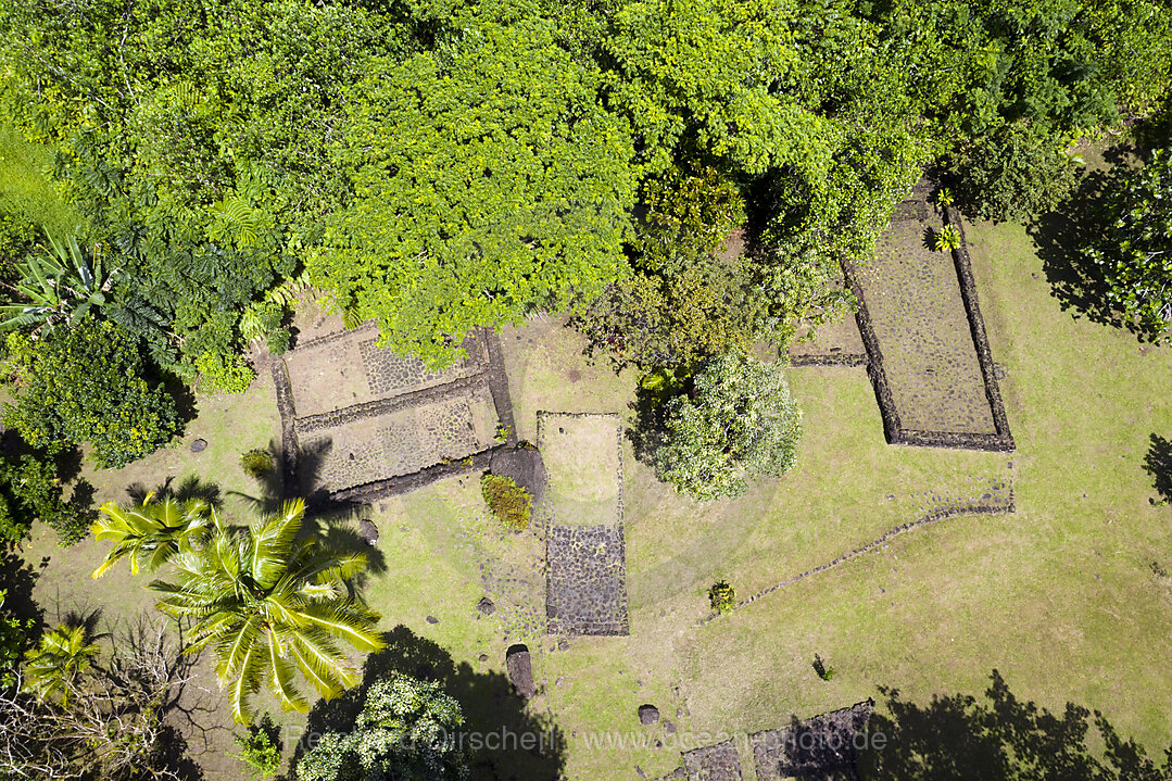 Uebereste der historischen Staette Marae Fare Hape, Tahiti, Tahiti, Franzoesisch-Polynesien