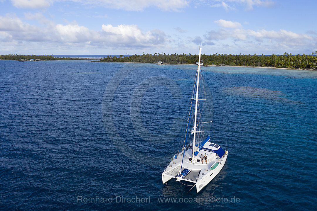 Katamaran vor Ahe Atoll, Tuamotu Archipel, Franzoesisch Polynesien