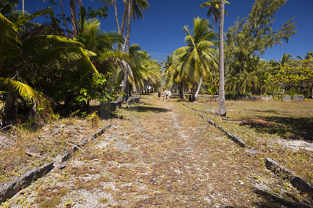 Strasse in Tetamanu Village, Fakarava, Tuamotu Archipel, Franzoesisch Polynesien