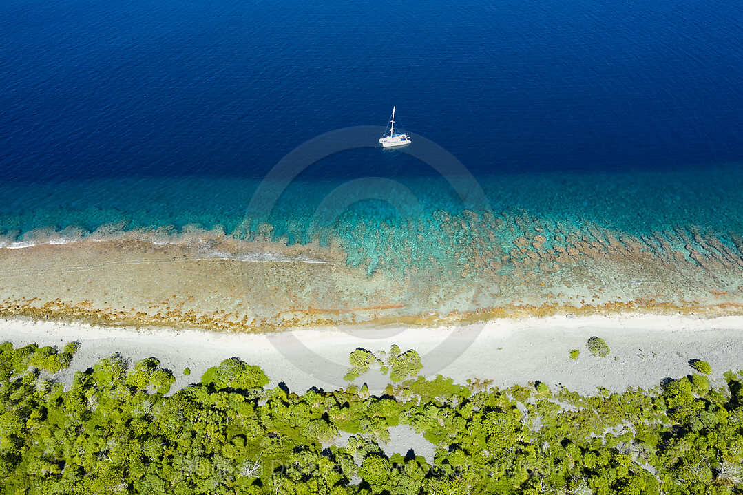 Katamaran vor Kauehi Atoll, Tuamotu Archipel, Franzoesisch Polynesien