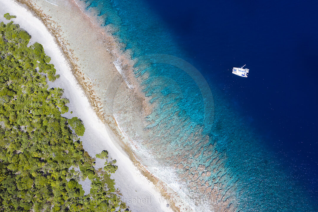 Katamaran vor Kauehi Atoll, Tuamotu Archipel, Franzoesisch Polynesien