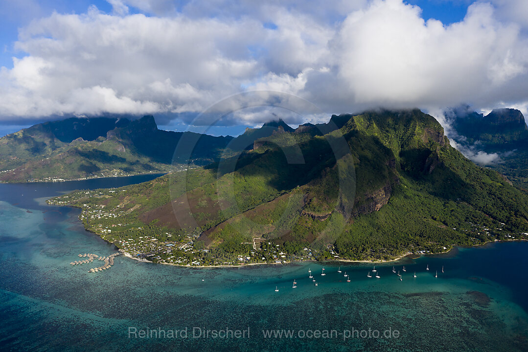 Blick auf die Baie de Cook und Opunohu Bucht, Moorea, Franzoesisch Polynesien