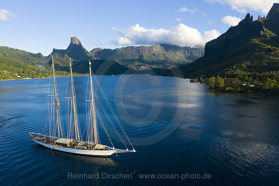 Segelboot in der Baie de Cook, Moorea, Franzoesisch Polynesien